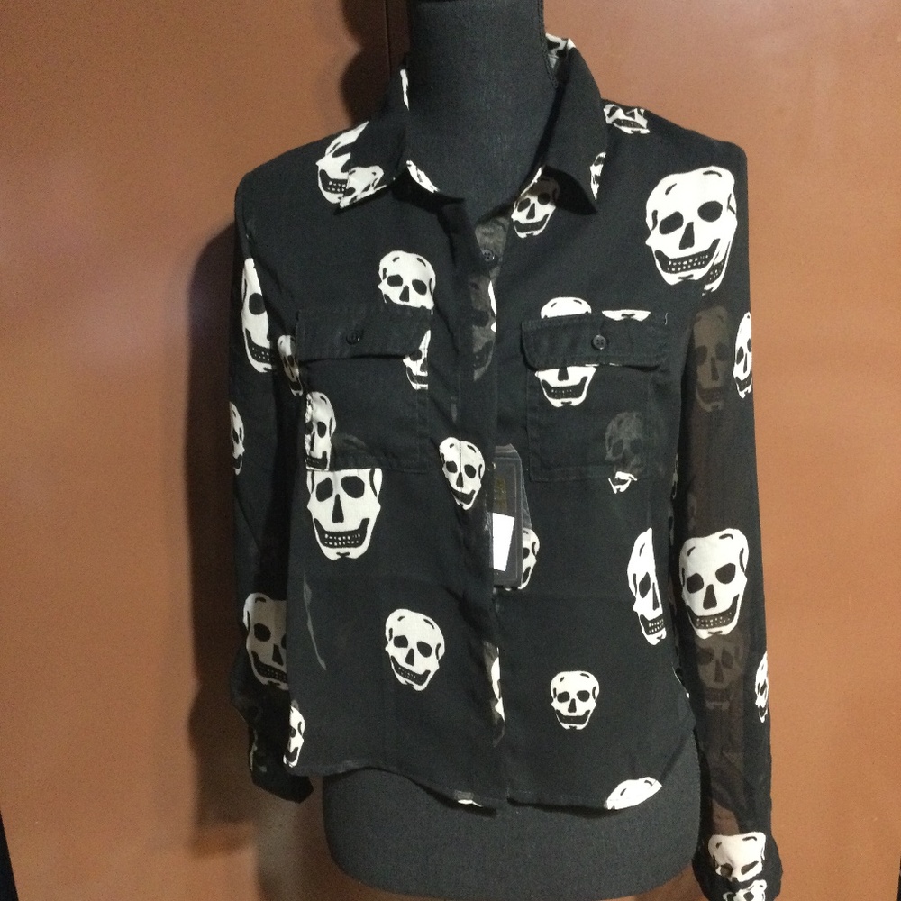 Ali & Kris Black & White Skull print cropped blouse Size: Medium